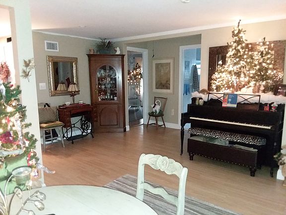 3rd image of 154 Hirschfield Dr