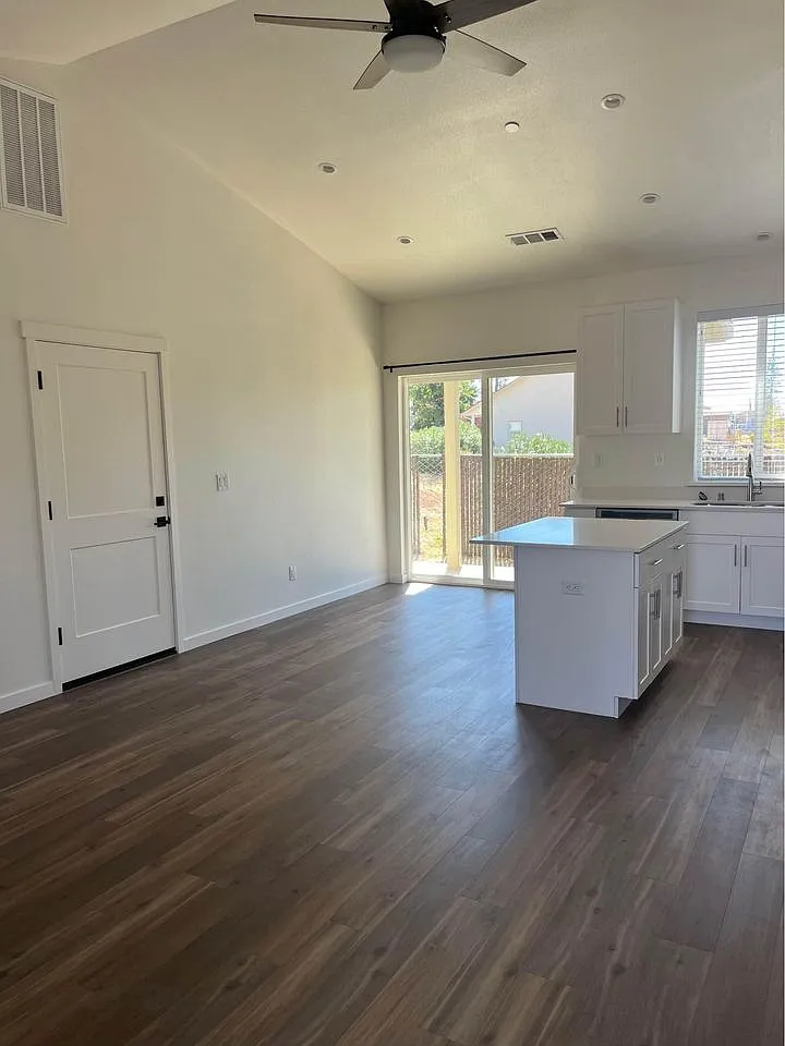 2 bed, 820 sqft, $1,650 — Photo 2