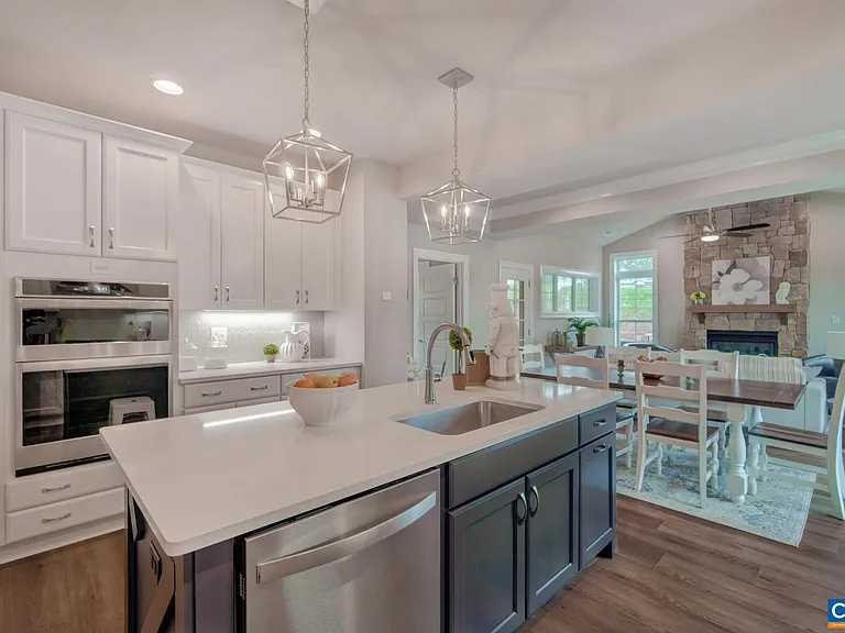 2132 Northside Dr — Photo 3