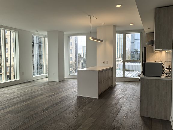 5th image of 188 W Saint James St Unit 10401