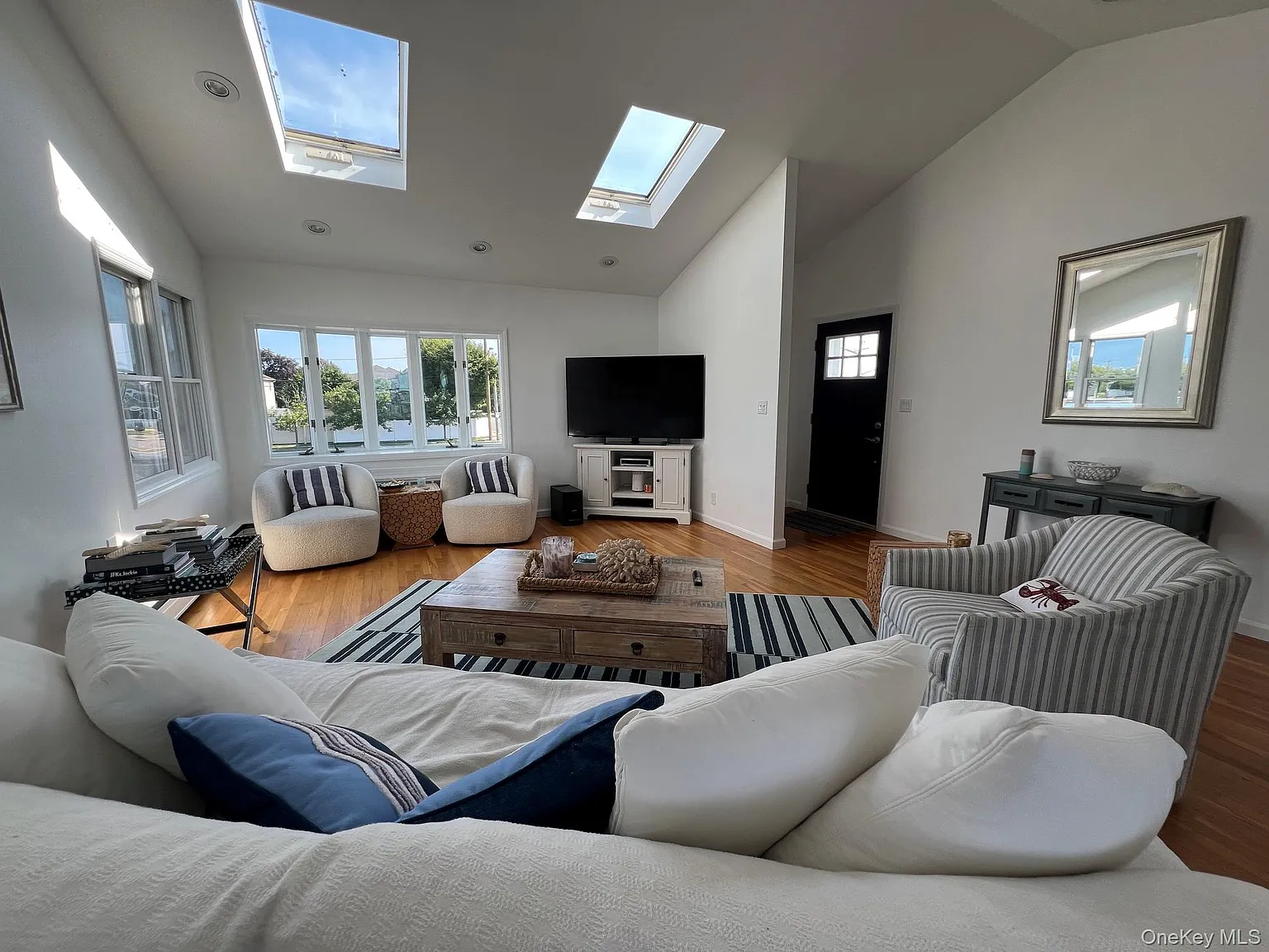 4 bed, 2.0 bath, 2222 sqft, $4,500 — Photo 4