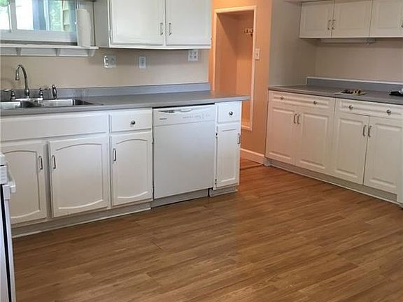 3rd image of 303 Lanewood Dr