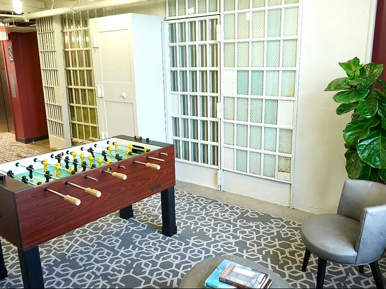 521 W 2nd Street - Leijona — Photo 17