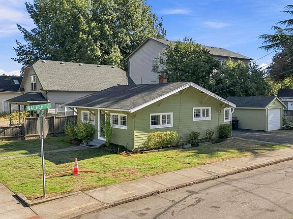 5th image of 370 24th St NE