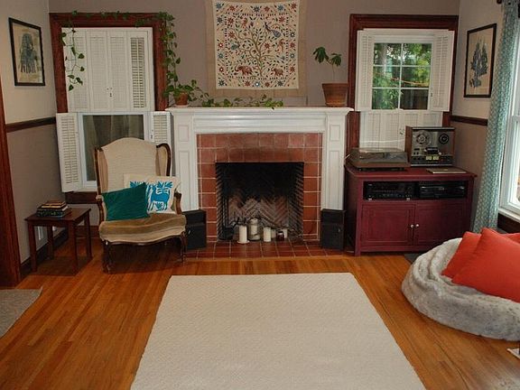 2nd image of 133 N Mayflower Ave
