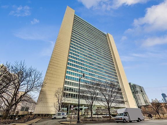 3rd image of 500 W Superior St Unit 1213