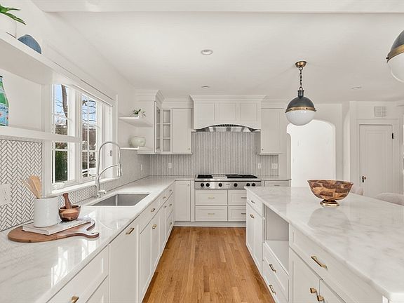 3rd image of 80 Greenlawn Ave