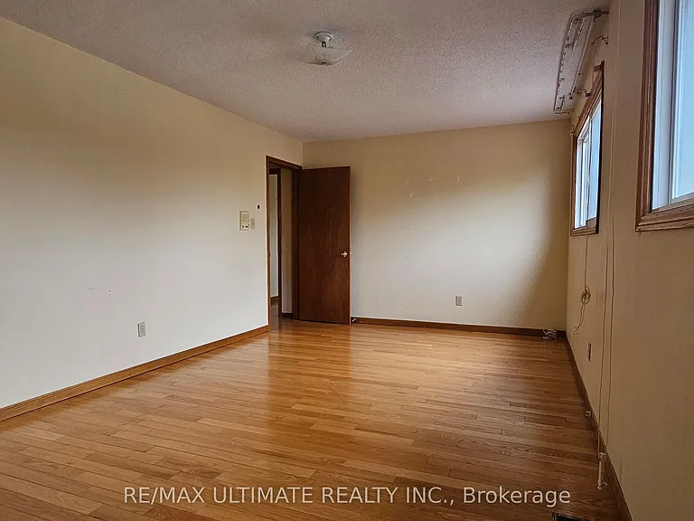 1282 Dexter Cres #MAIN FLOOR — Photo 27
