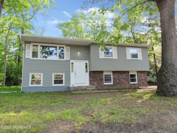 33 Iroquois Place, Lakewood, NJ 08701