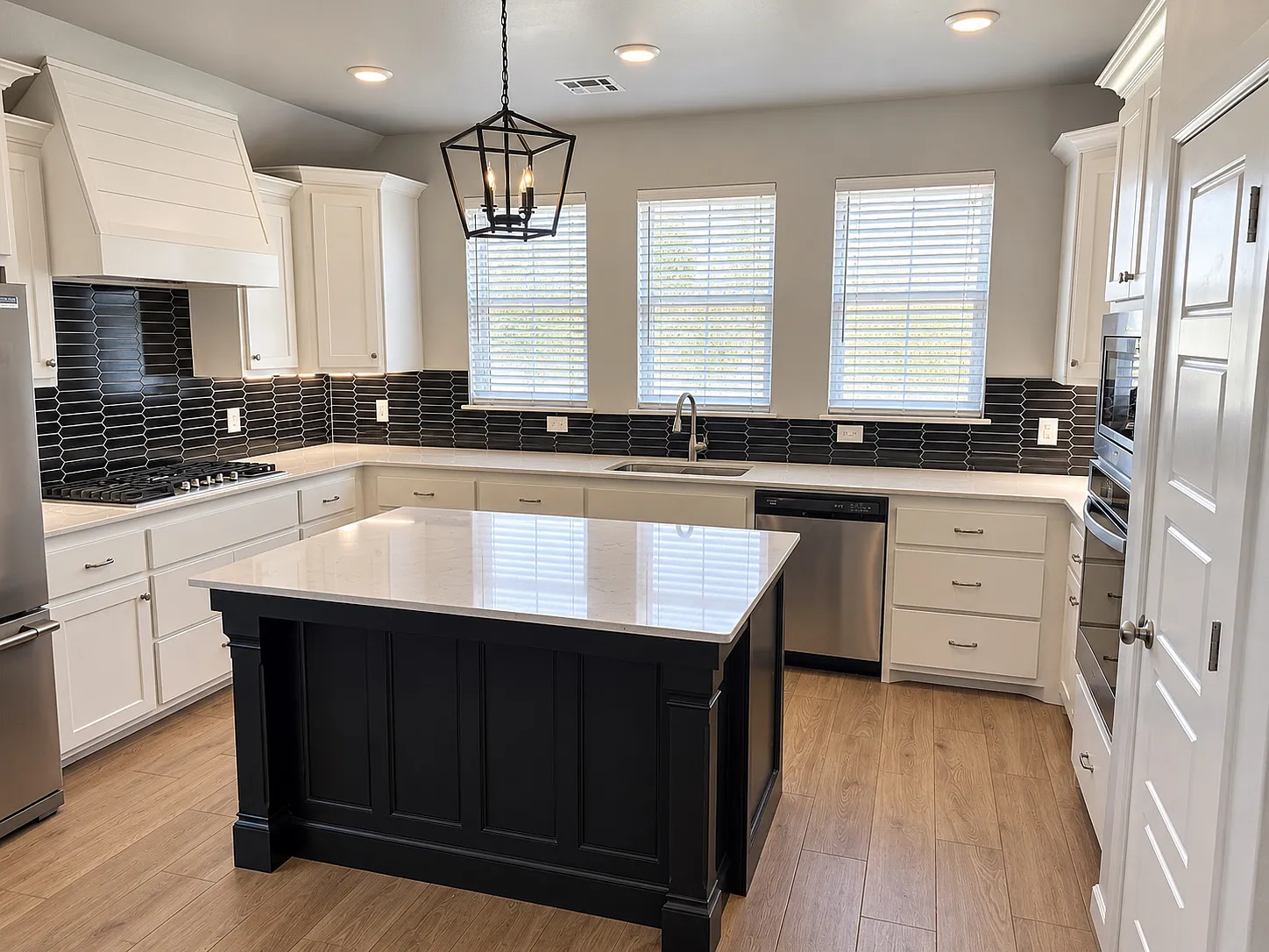3 bed, 2.5 bath, 2030 sqft, $2,800 — Photo 2