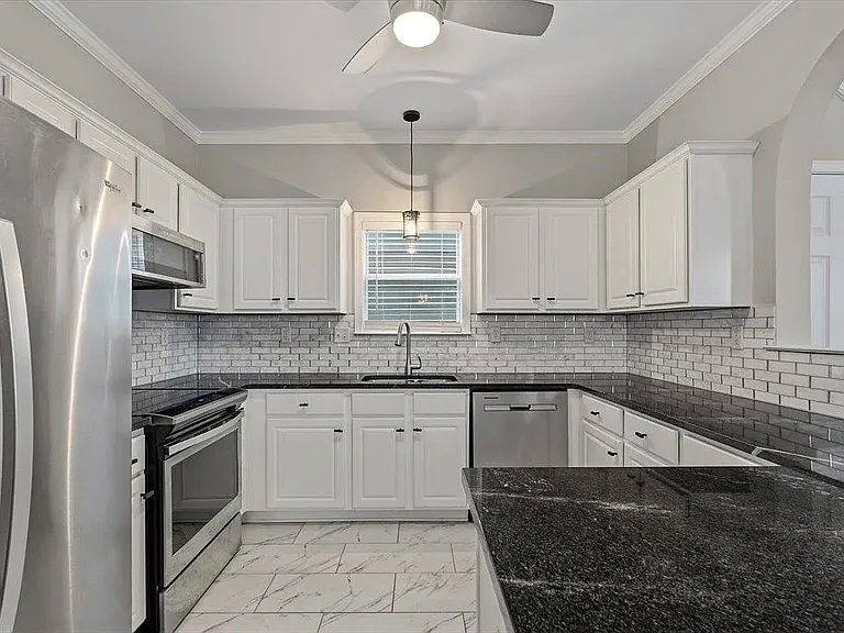1201 Misty Isle Dr — Photo 2