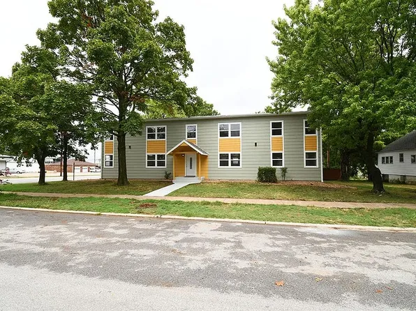 107 E College St, Aurora, MO 65605