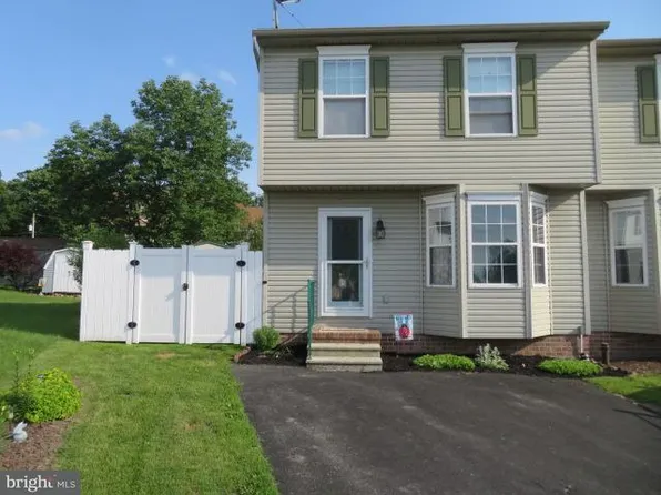 422 Debbi Ct, Hanover, PA 17331