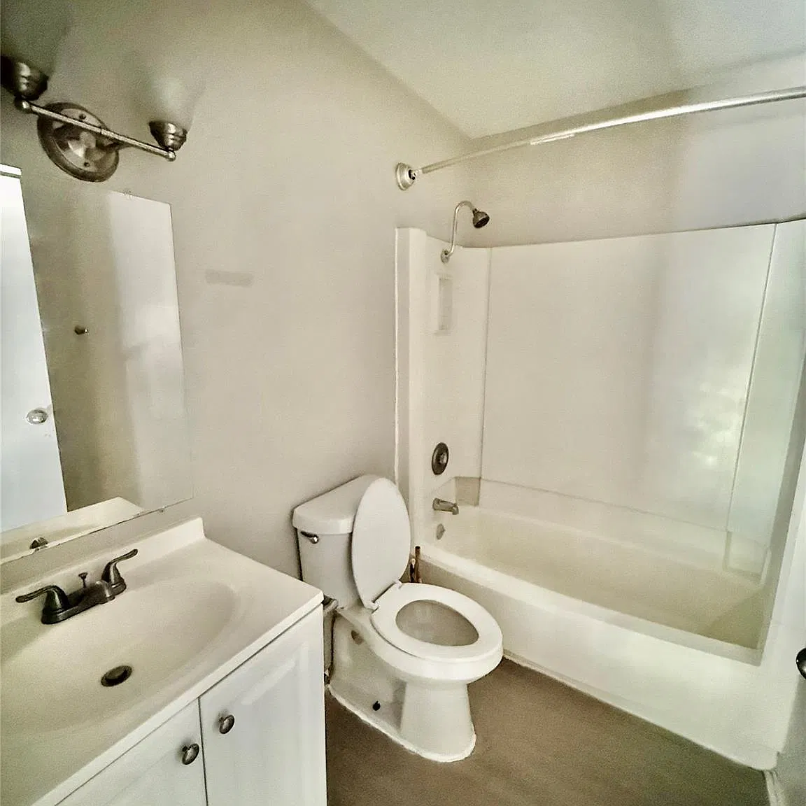 3 bed, 3.0 bath, 2279 sqft, $2,200 — Photo 3