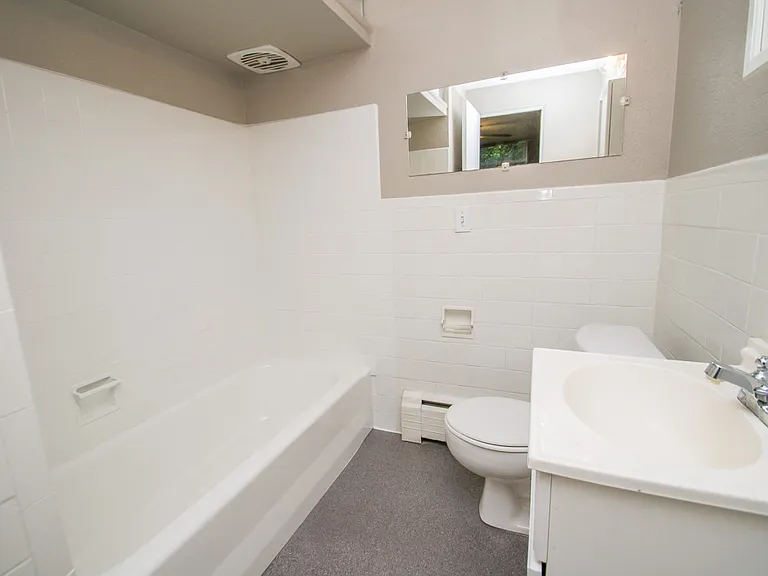 Lynwood Apartments — Photo 14