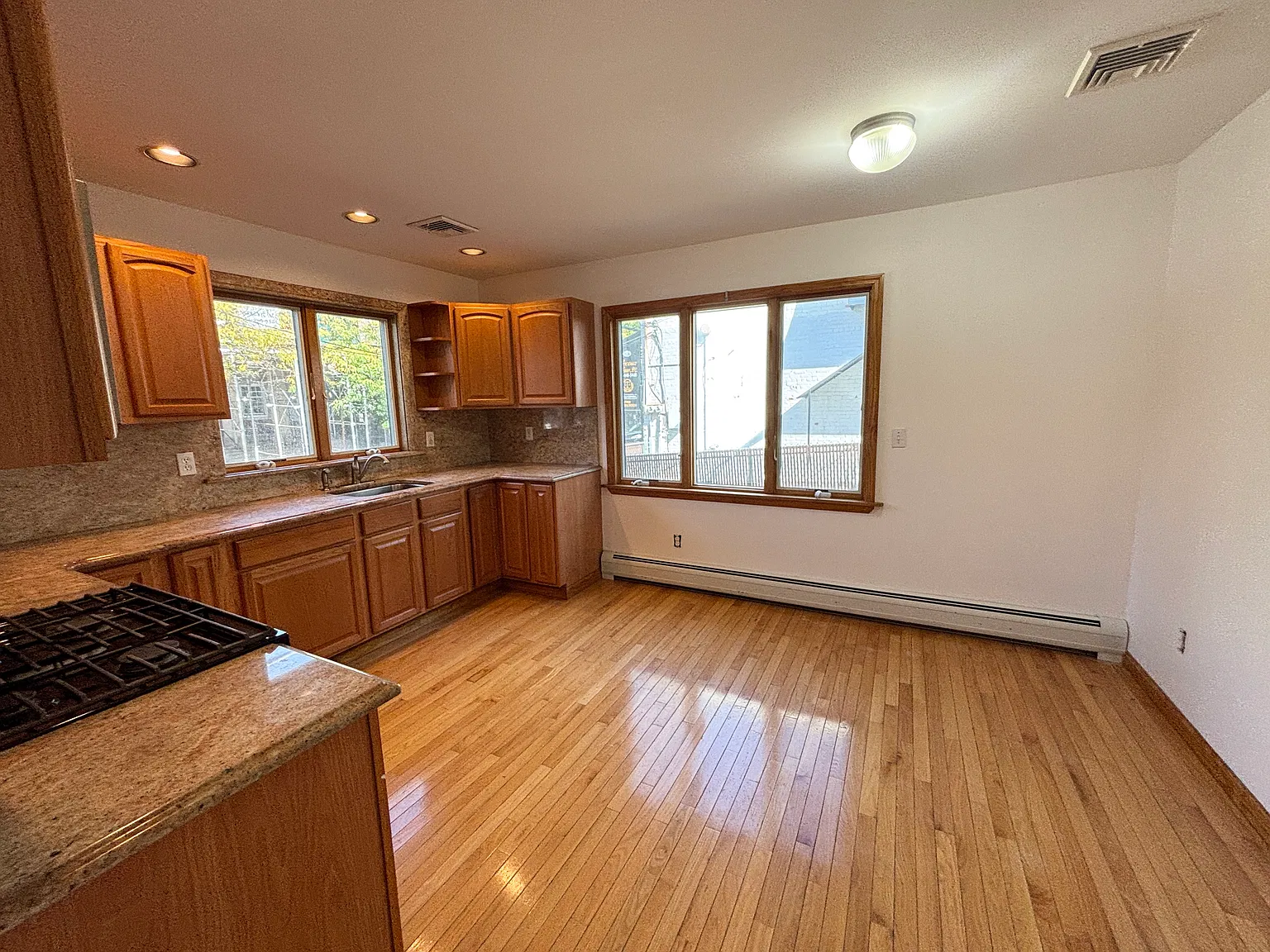 3 bed, 2.5 bath, 1700 sqft, $3,200 — Photo 4