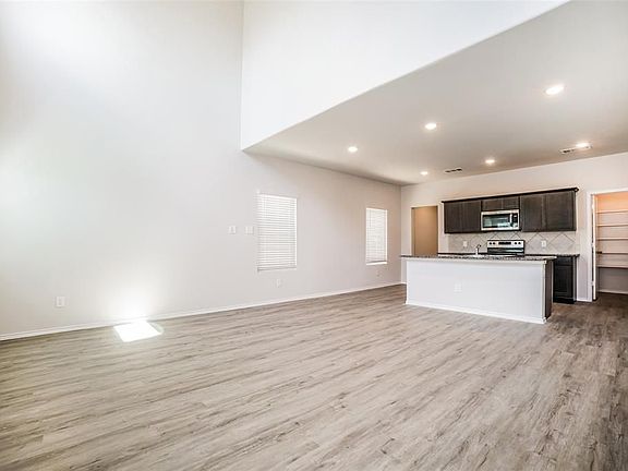 4th image of 15251 Estrella Ct W