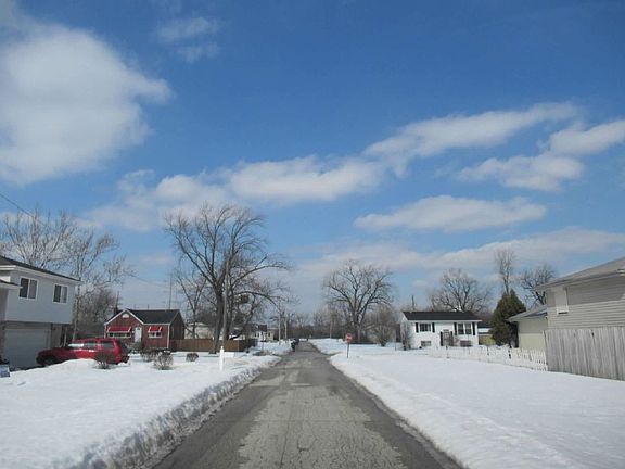 Exterior Neighborhood (street photo)