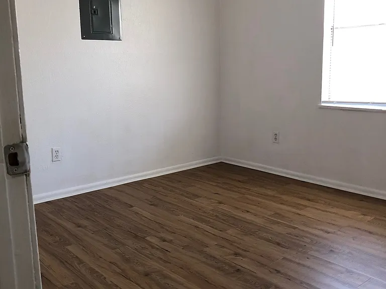Updated 2 Bed / 1 Bath w/ Large, Flexible Floor Plan — Photo 13