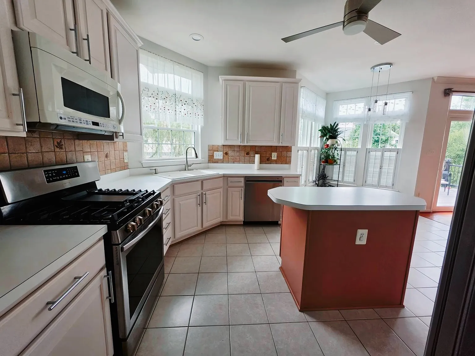 4 bed, 3918 sqft, $4,200 — Photo 3