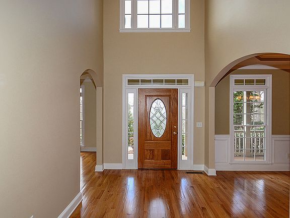 4th image of 324 N Brooke Dr