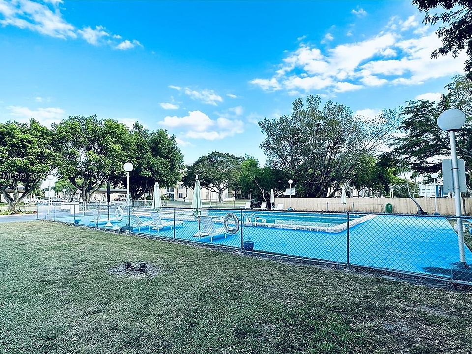 1st image of 942 NE 199th St APT 405