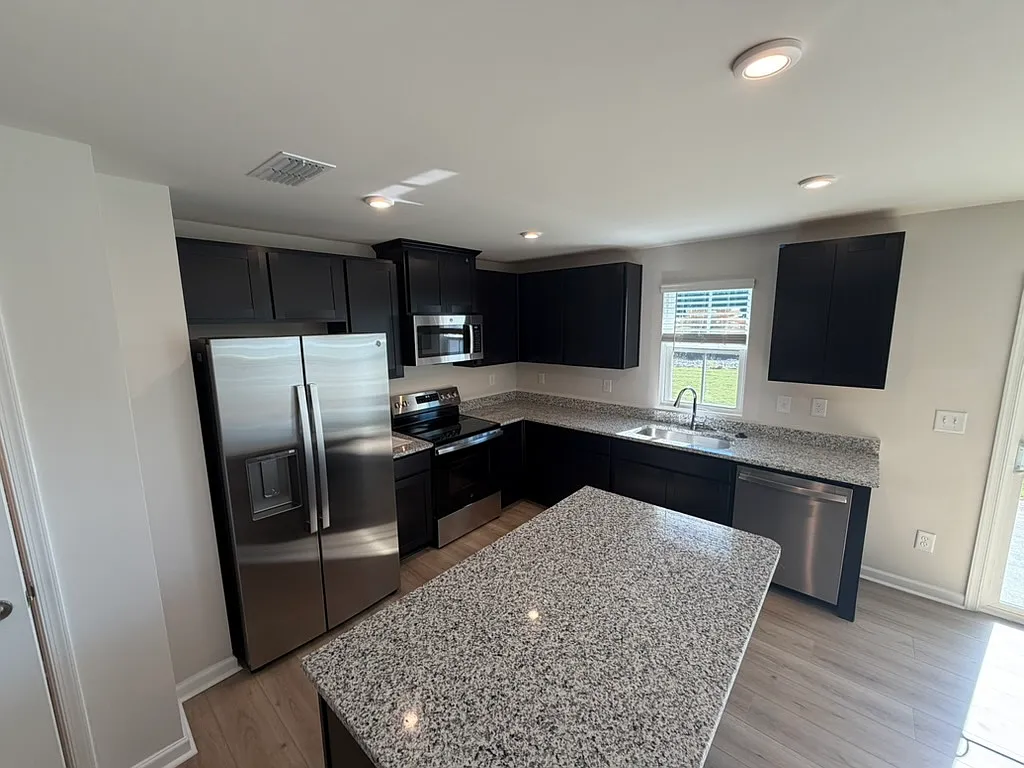 3 bed, 2.5 bath, 1430 sqft, $1,890 — Photo 4