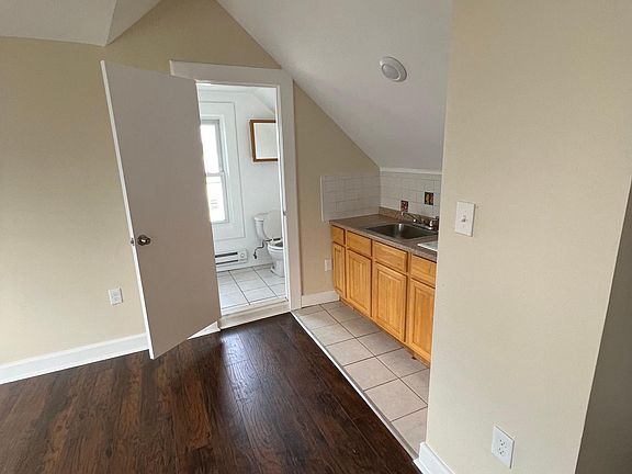 4th image of 74 Smith St Floor 2