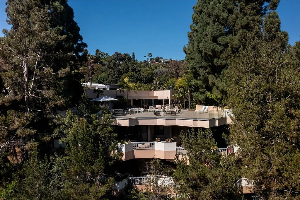 6 bed, 8060 sqft, $35,000 — Photo 1