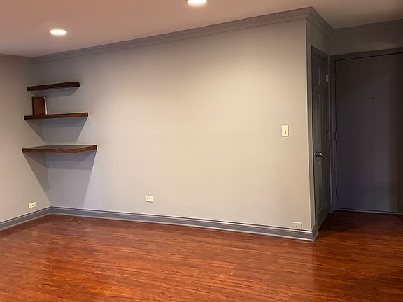 3rd image of 9S060 Lake Dr APT 12-102