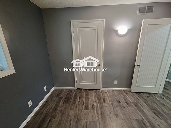 4th image of 9375 Country Dr