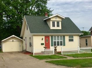 225 E 3rd St, Pella, IA 50219