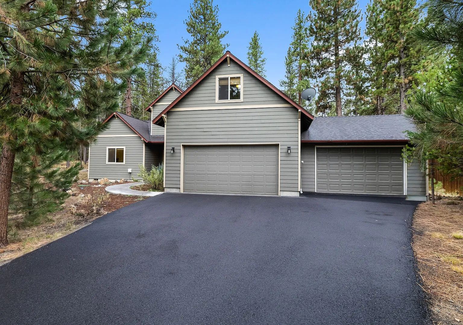 Spacious Home Near the Deschutes River — Photo 1