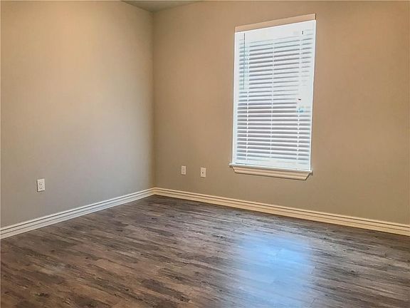 4th image of 1001 Oakwood Ln