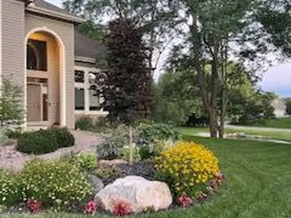 3240 Olive Ln N, Plymouth, MN 55447