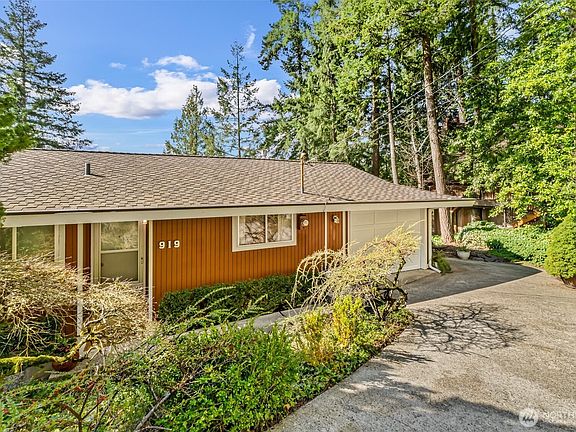 3rd image of 919 207th Avenue NE