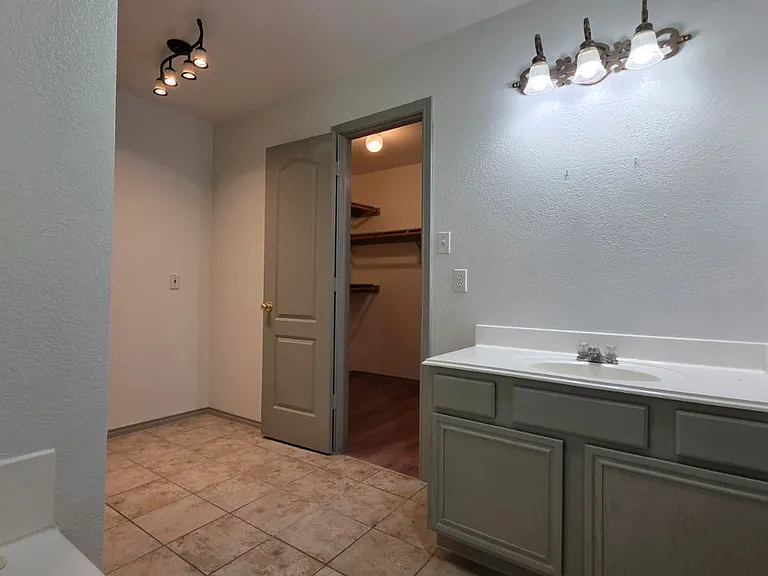 master bathroom pic 6