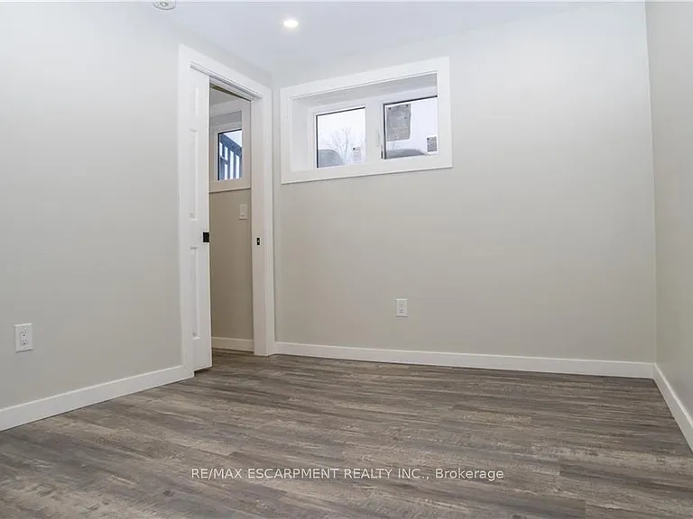 43 Fleming Cres #LOWER — Photo 5