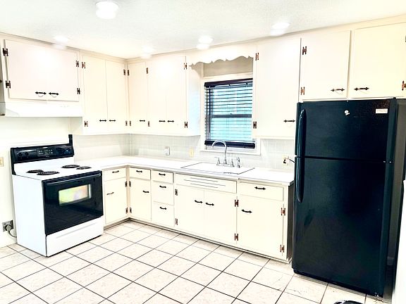 4th image of 2700 Castlewood Pl #B