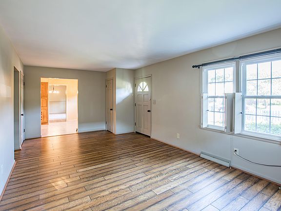 5th image of 903 Eisenhower St
