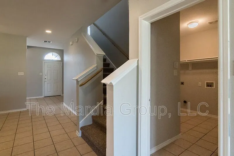 4 bed, 2.5 bath, 2601 sqft, $2,150 — Photo 4