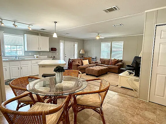 2 bed, 960 sqft, $2,200 — Photo 2