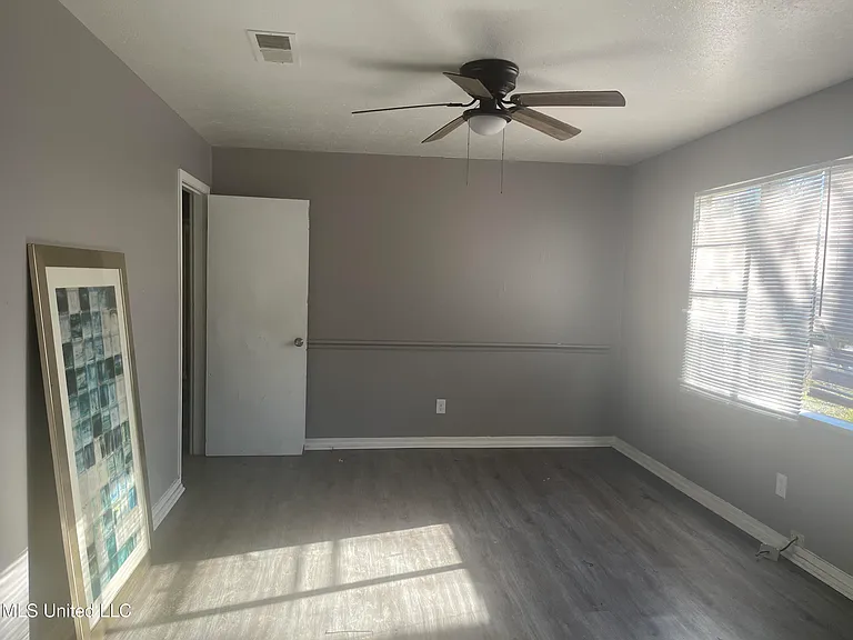 1110 Maria Dr — Photo 7