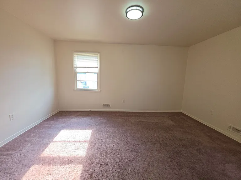 212 Bathgate Ave — Photo 10