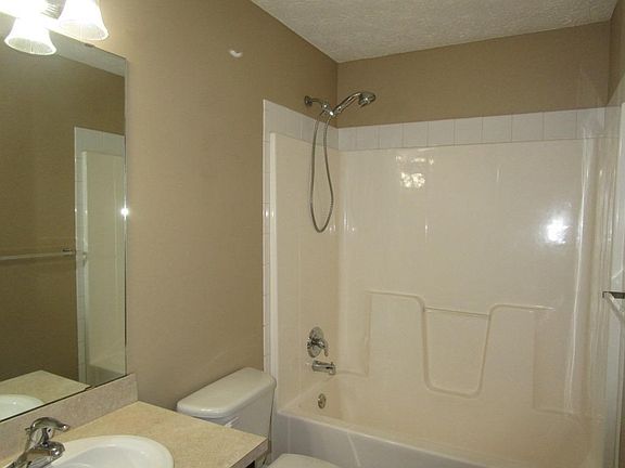 5th image of 33 Devonshire Dr