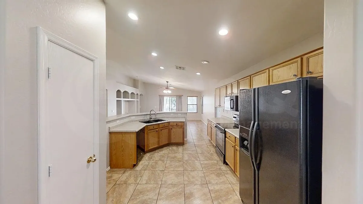 3 bed, 2.0 bath, 1681 sqft, $2,080 — Photo 3