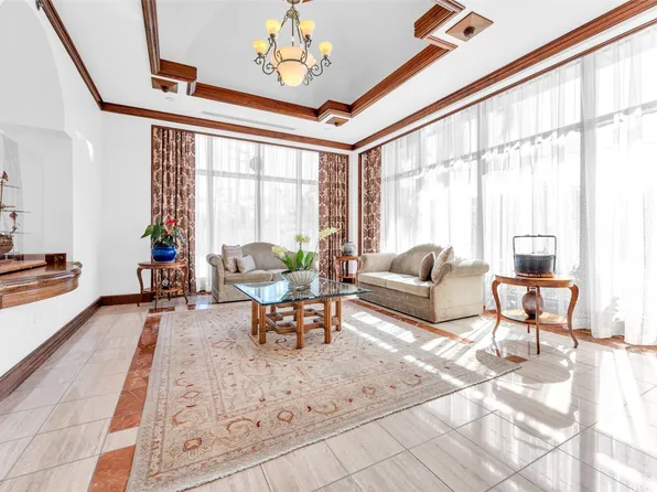 1080 S Beretania St APT 202, Honolulu, HI 96814