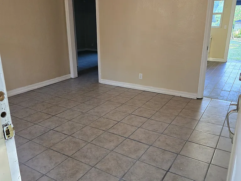 1202 Gillespie Ave — Photo 3