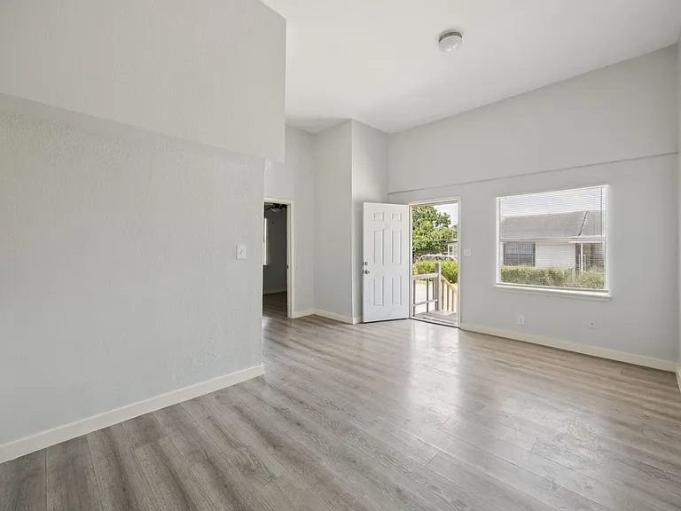 1007 W Saint Charles St #6 — Photo 1