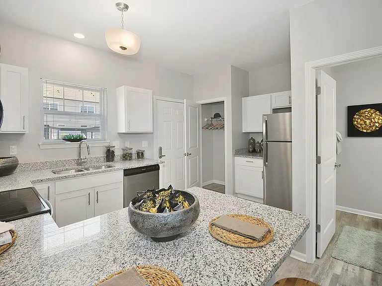 Midtown Pointe Apartments — Photo 10